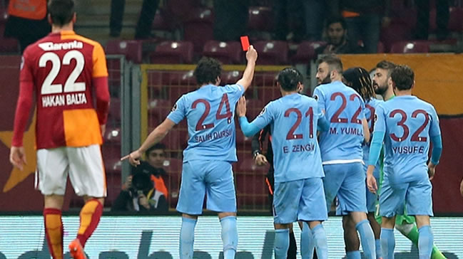 Kırmızı kart Çin'den de görüldü!