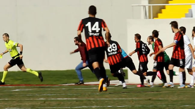 Taraftar hakemi kovaladı maç tatil edildi!