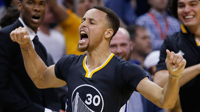 Curry üçlük rekorunu egale etti