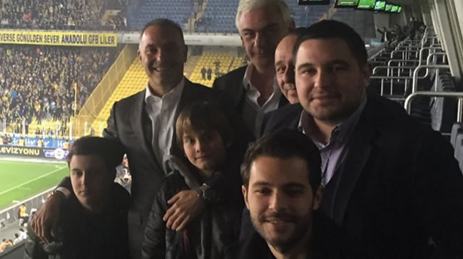 Beşiktaşlı dostlarını locasında ağırladı