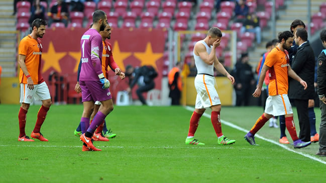 Ağlayarak taraftara isyan etti!