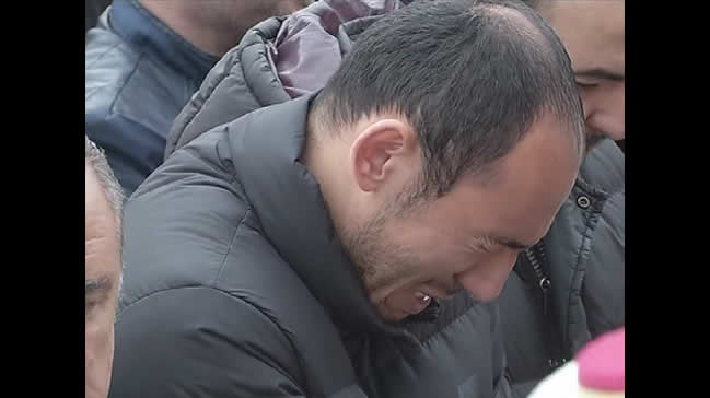Babasını gözyaşlarıyla uğurladı