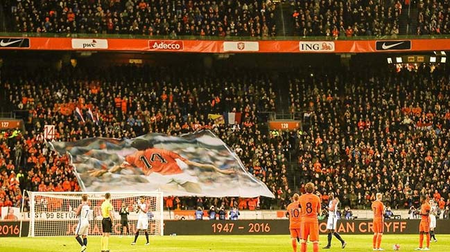 Hollanda'da Cruyff'a unutulmaz anma!