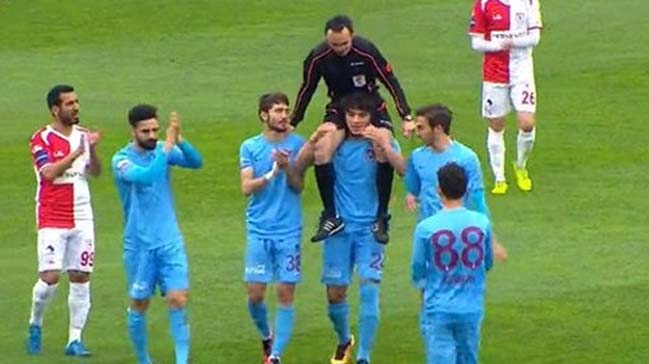 Salih Dursun hakemi omuzlarına aldı