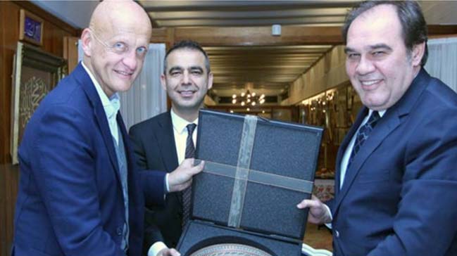 Collina Demirören'le bir araya geldi