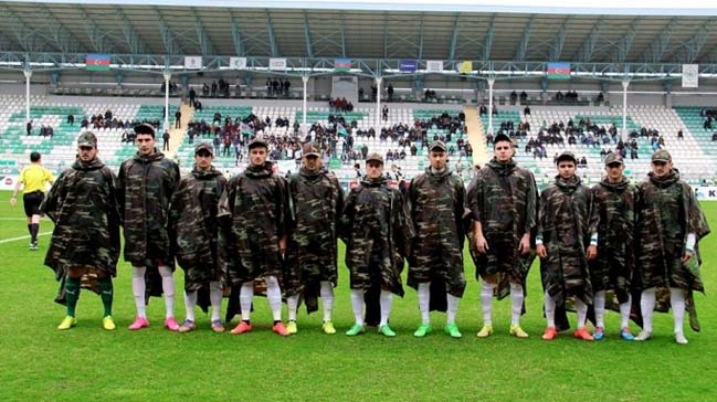 Azerbaycan'da askeri kıyafetli anma!