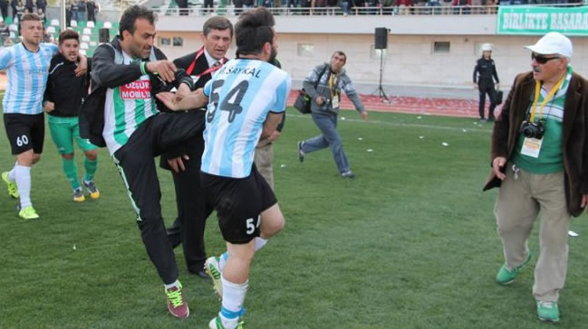 Maç bitti futbolculara saldırdılar!
