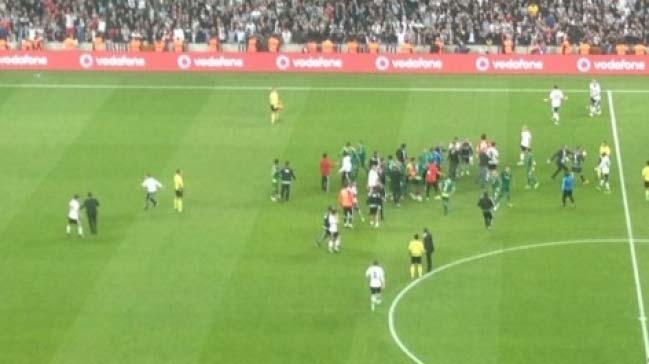 Beşiktaş-Bursa maçında saha karıştı!