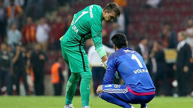 Muslera, Volkan'ı teselli etti!