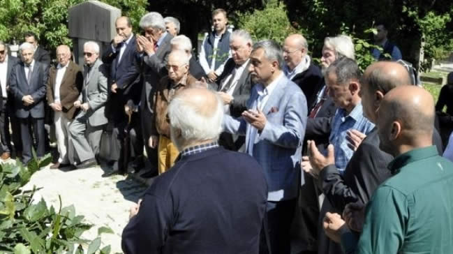 'Baba' Hakkı Yeten kabri başında anıldı