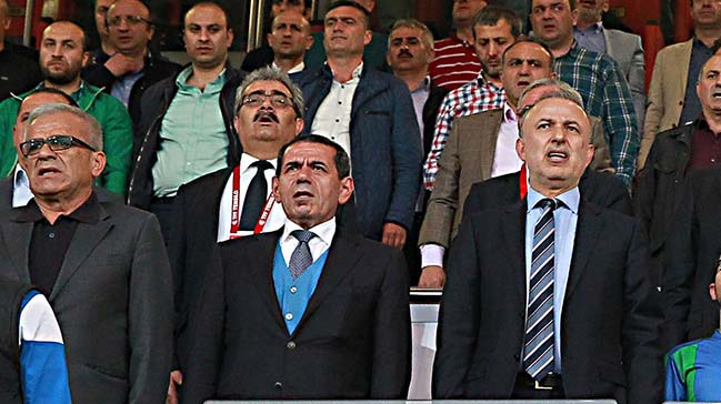 Dursun Özbek'ten hakeme tepki!