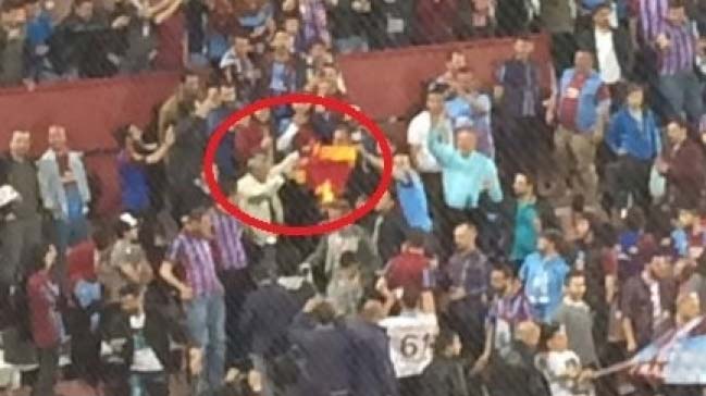 Trabzonspor tribünlerinde Galatasaray forması yakıldı