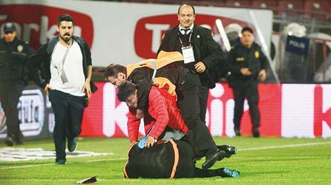 Volkan Bayarslan'a saldıran gencin ayakkabıları satışta