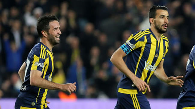 Gökhan Gönül ve Mehmet Topal imzalıyor