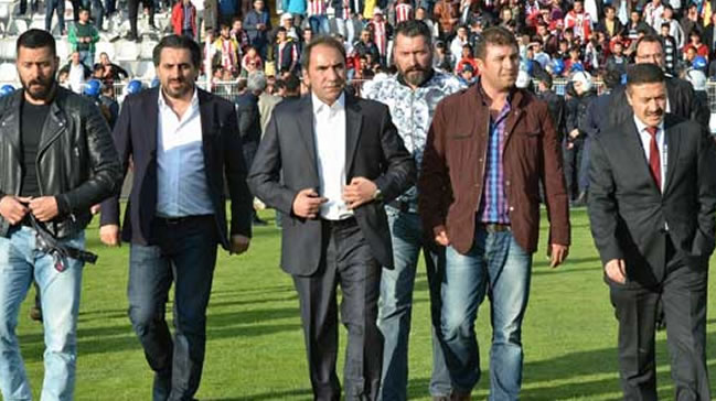 Mecnun Otyakmaz görevi bırakıyor