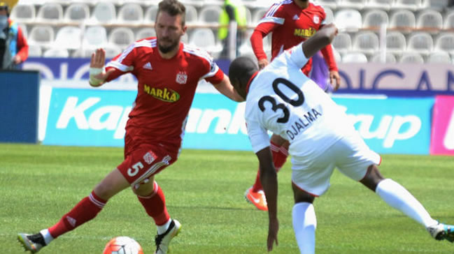 Sivasspor pes etmiyor! 90+2...