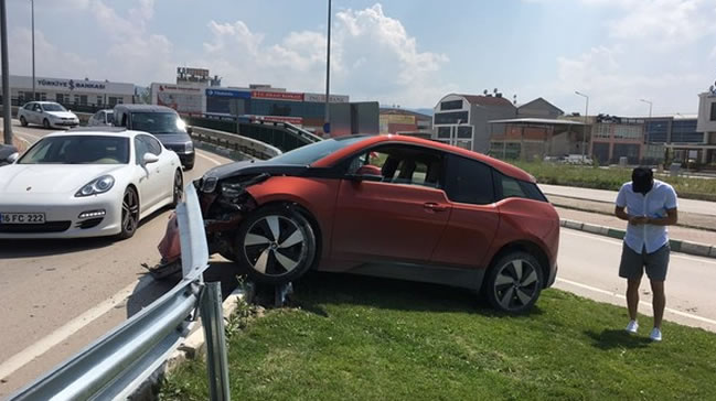 Yıldız futbolcu trafik kazası geçirdi!