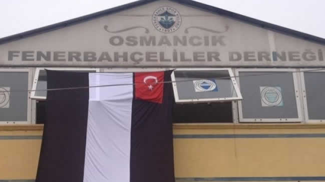 Fenerbahçeliler Derneği'ne Beşiktaş bayrağı!