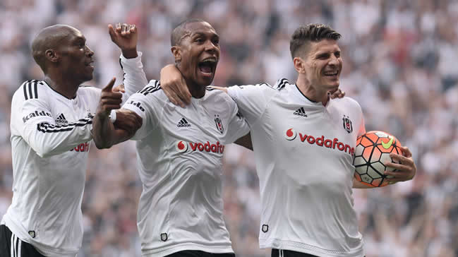 Müjdeyi verdi! '3 yıl daha Beşiktaş'tayım'