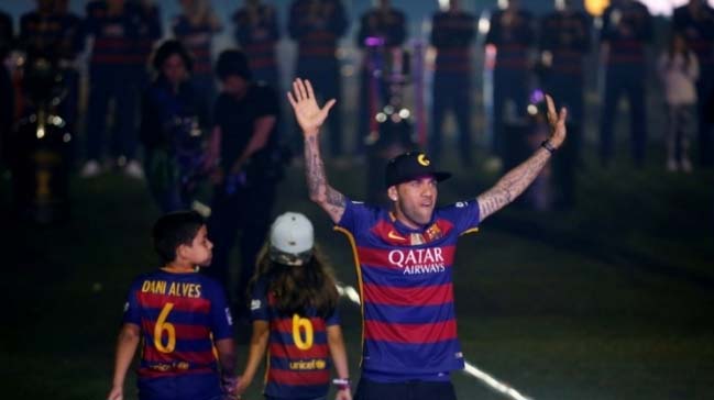 Dani Alves'ten Pele'ye eleştiri!