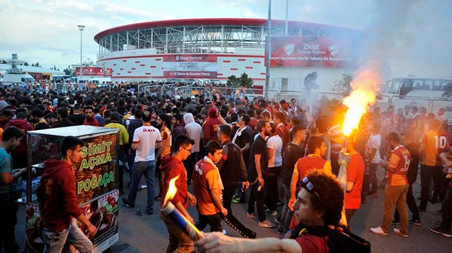 Galatasaray taraftarı Fenerbahçe atkısı yaktı