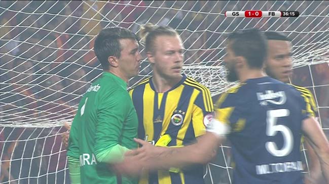 Muslera ile Ba arasında gergin an!