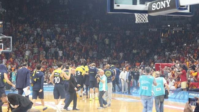 Galatasaray - Fenerbahçe maçında olay!