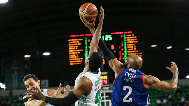 Anadolu Efes 3-0'la finalde