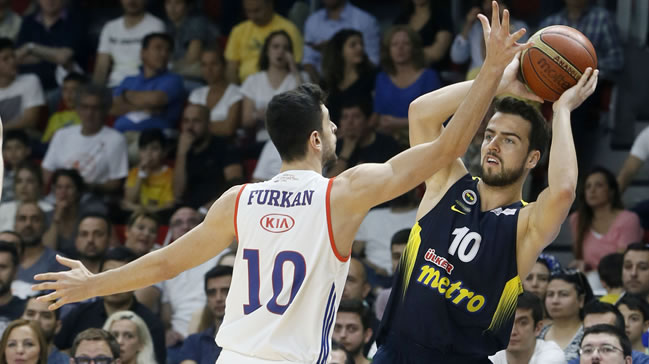 Anadolu Efes 21 sayı farkla seriyi eşitledi