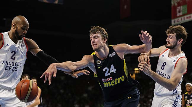 Anadolu Efes Fenerbahçe'ye geçit vermedi!