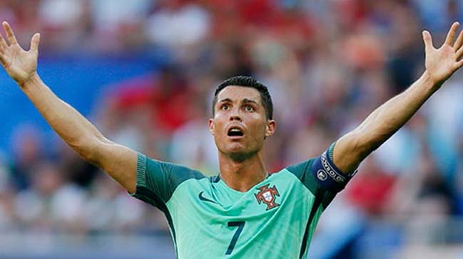 Ronaldo tarihe geçti