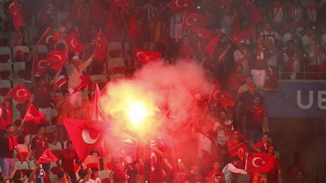 Meşale yakan Türk taraftarlara dava açıldı
