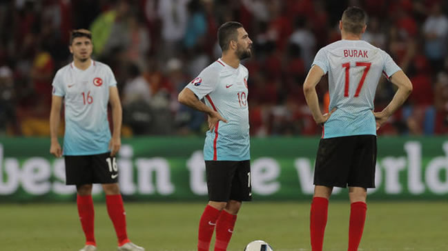 Milli futbolculara primlerden kötü haber