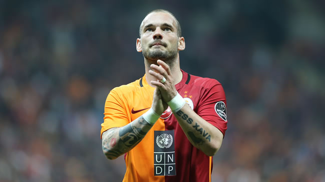 Ezeli rakipler Sneijder'ın peşinde!