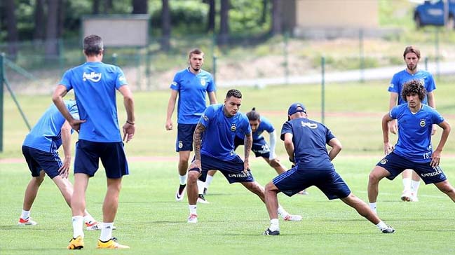 Fenerbahçe'de Van der Wiel takımla çalıştı