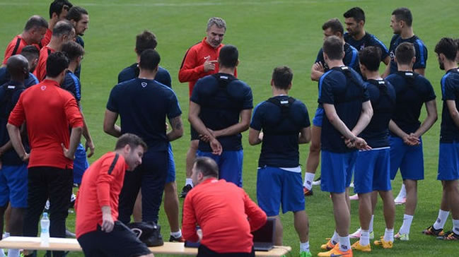 8 futbolcu tesislere alınmıyor!