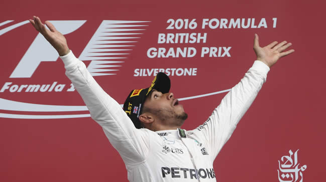 Britanya'da kazanan Lewis Hamilton