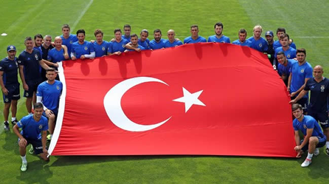 Fenerbahçeli futbolculardan darbe girişimine bayraklı tepki