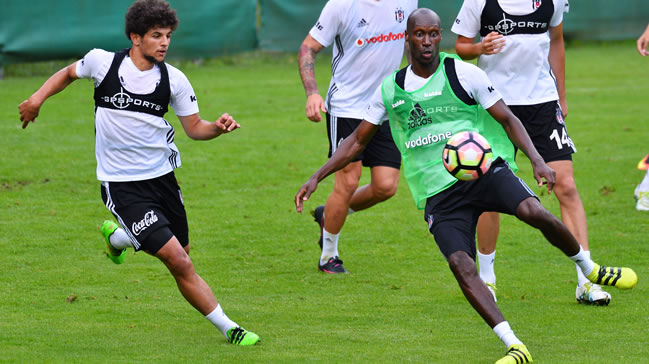 Atiba Hutchinson imzayı atıyor