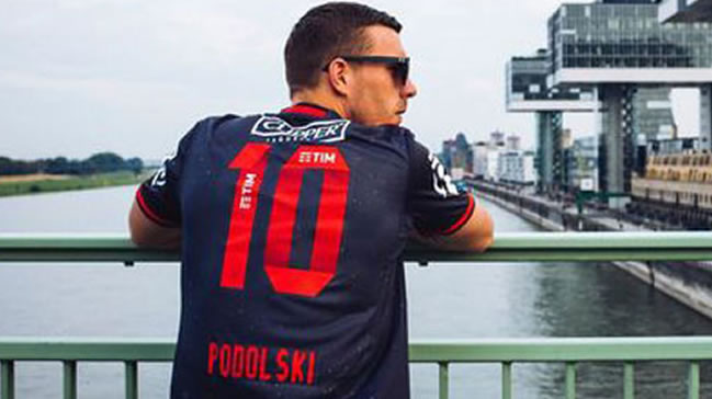 Podolski'den olay fotoğraf! Formayı giydi...