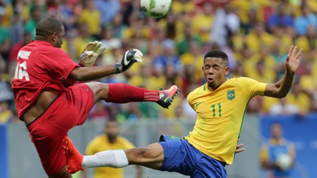 Rio futbolda sürprizlerle başladı