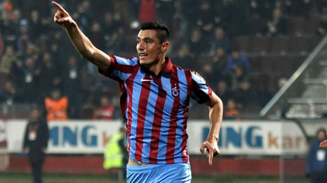 Oscar Cardozo imzayı atıyor