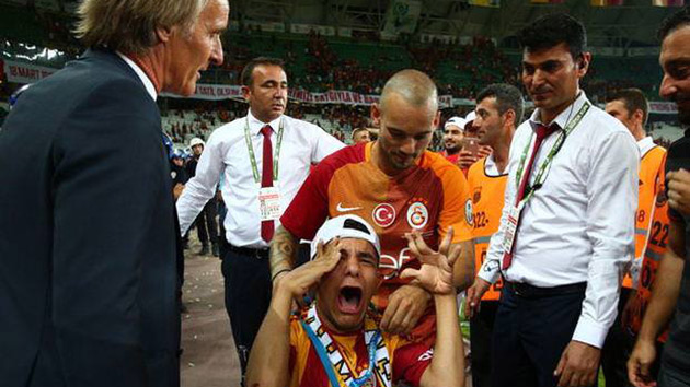  Sneijder'in jesti ağlattı 