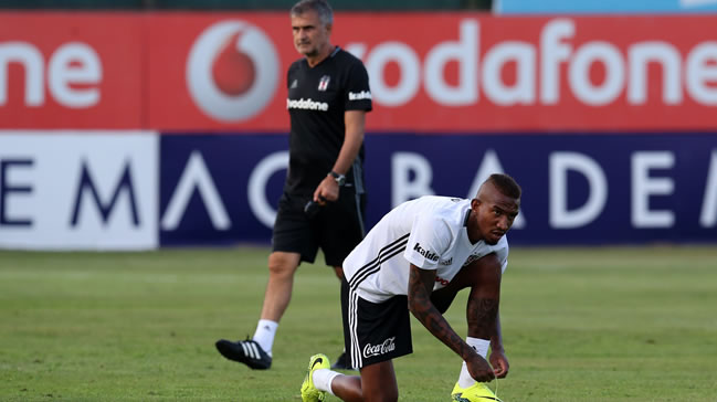 Şenol Güneş formayı Talisca'ya veriyor