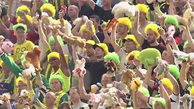 Tribünlerde göz yaşartan olay