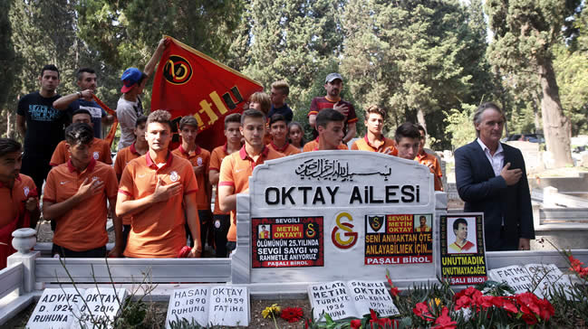 Metin Oktay kabri başında anıldı