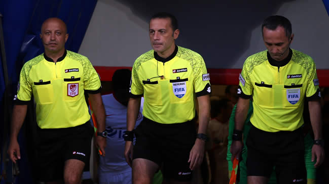 Leicester - Porto maçı Cüneyt Çakır'ın