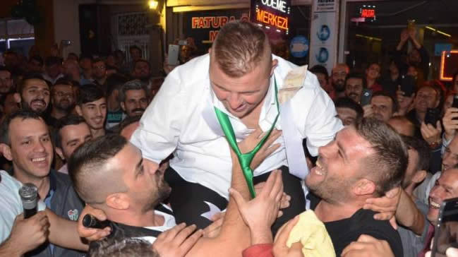 Down sendromlu amigo Turan'a görülmemiş doğum günü