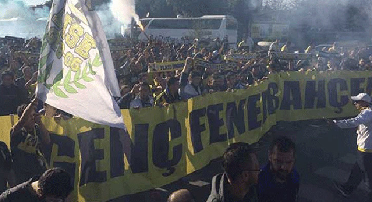 Ankara'da Fenerbahçe tribünleri birbirine girdi!