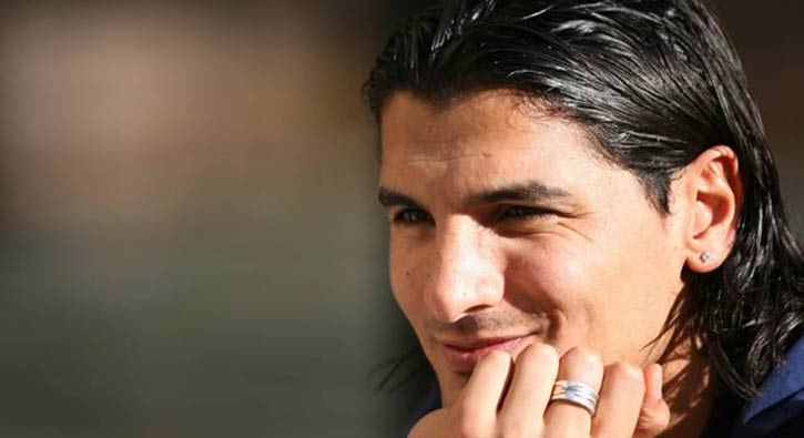 Eski Fenerbahçeli futbolcu bıçaklandı